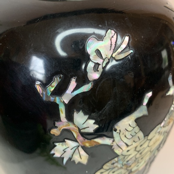 Vintage black Lacquer on brass with inlaid mother of pearl PEACOCKS vase - Picture 13 of 15